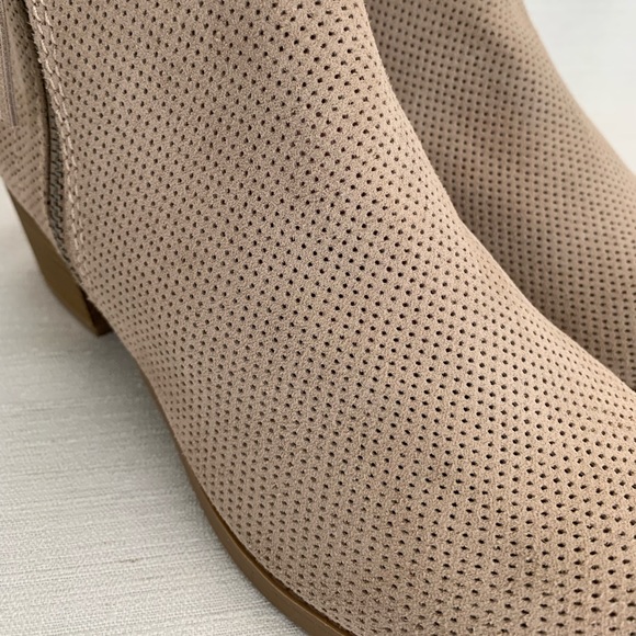 New Dolchetta Libby Beige Perforated Faux Suede Zip Heeled Ankle Boots Womens 8M - Picture 7 of 13